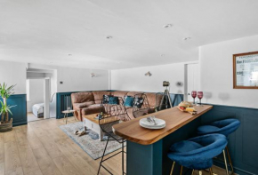 Coombe Bank - Seaboard spirit, contemporary chic with parking close to beach